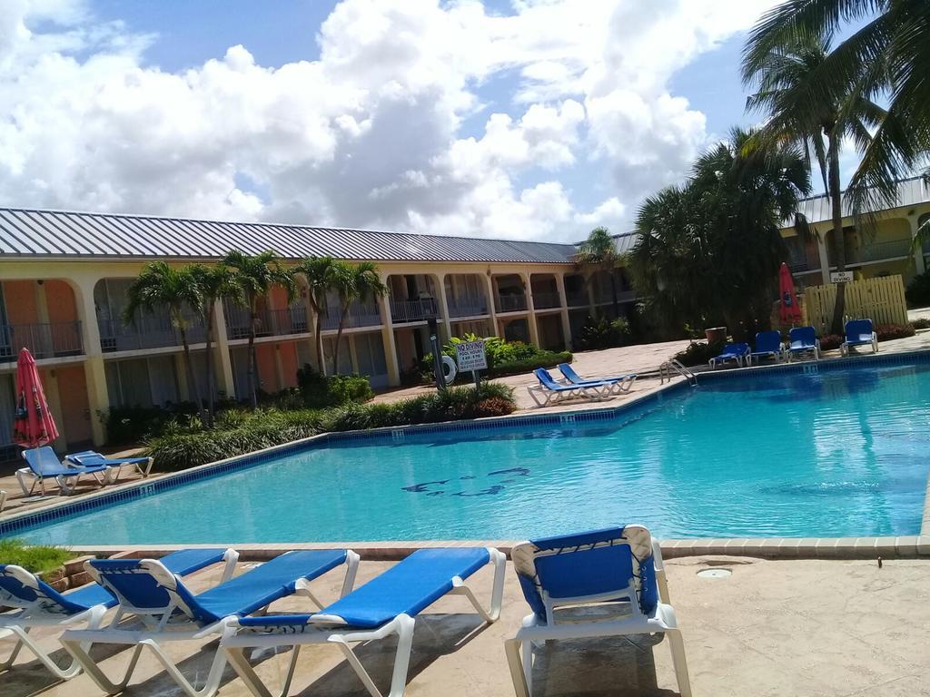 Royal Islander Hotel Freeport Exterior photo